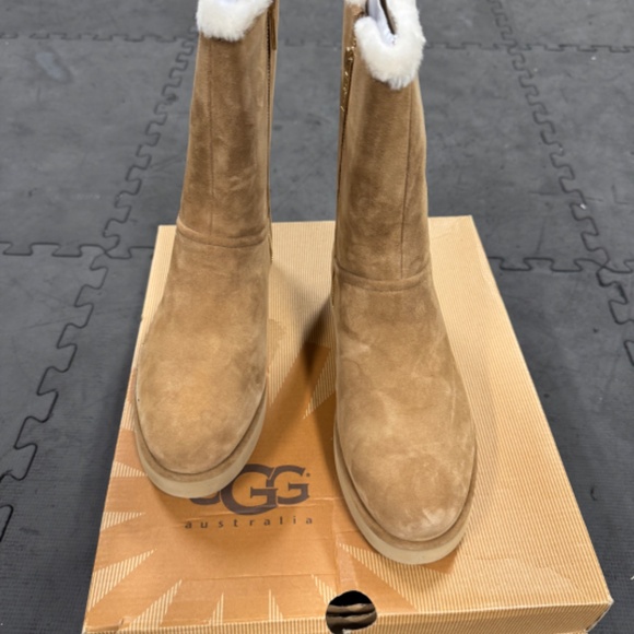 Brand New, Never Worn - UGG Women's Classic Short BLVD - Picture 4 of 7